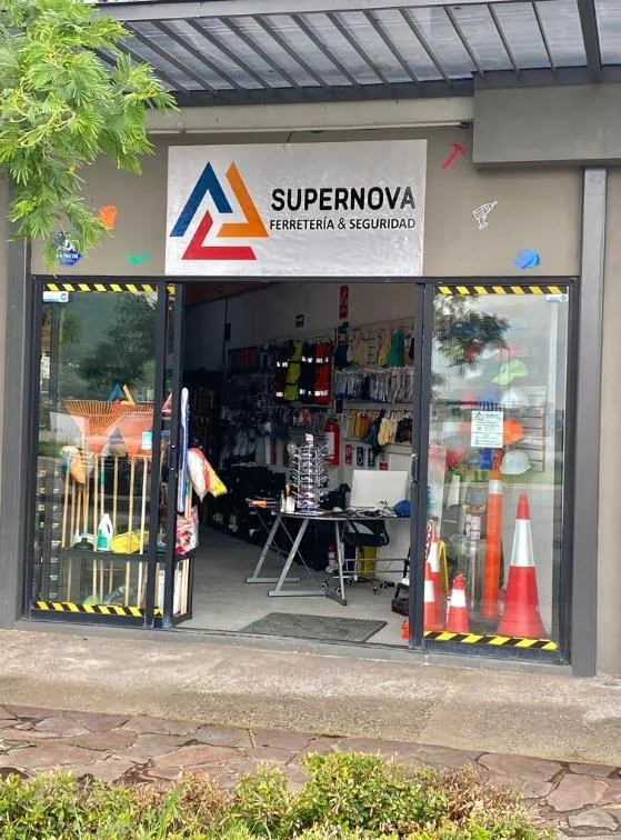Fachada de la tienda Supernova, Ferretería & Seguridad